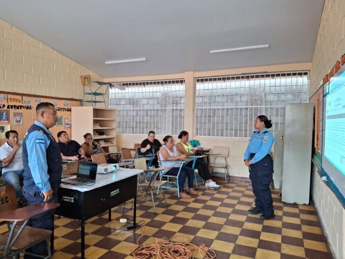 Policía Nacional capacita a padres de familia en Tegucigalpa para fortalecer valores y convivencia familiar